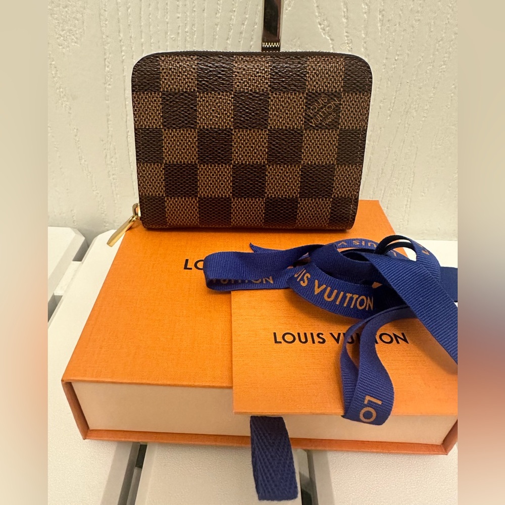 ✨Authentic LV Damier Ebene Card Case ✨